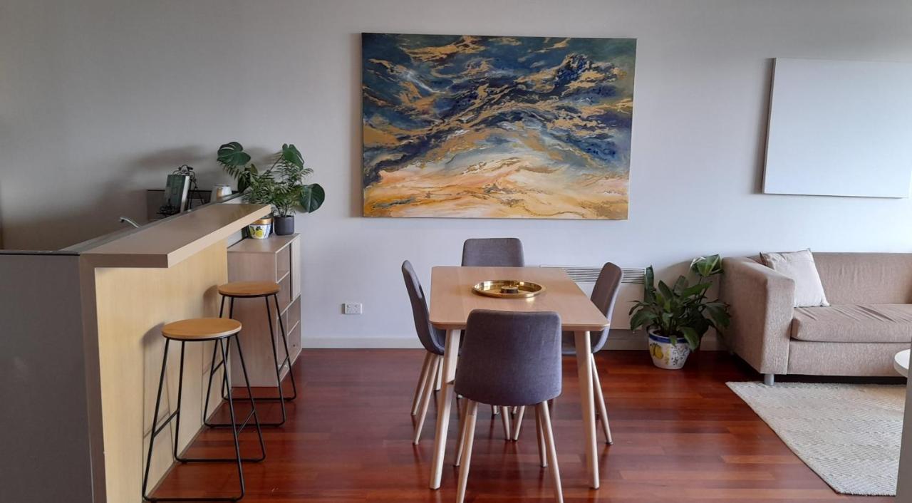 Beautiful Apartment 100Mts Near The Beach In Port Melbourne Eksteriør bilde